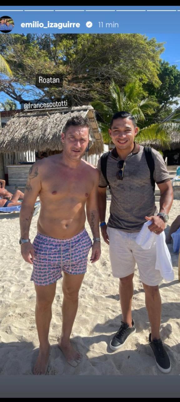 Emilio Izaguirre se fotografeó con el exfutbolista italiano Francesco Totti.