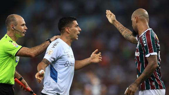 El último partido de Luis Suárez con el Gremio: ¡marcó doblete y Felipe Melo le aplica una llave!