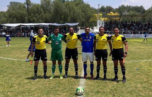 ¡Terrible violencia! Ex árbitro mexicano es agredido en pleno partido de fútbol y tuvo que huir del estadio para salvar su vida