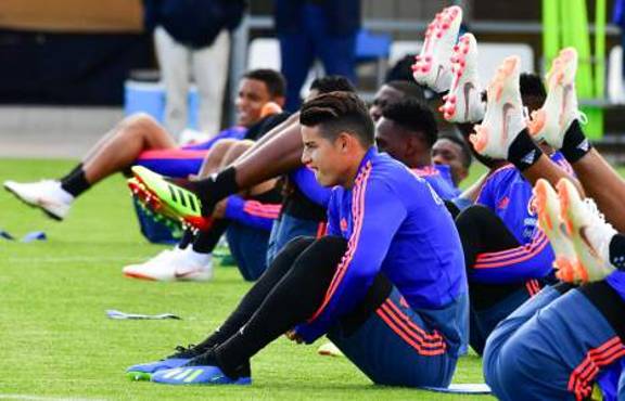 Colombia's midfielder James Rodriguez takes part in a training session of Colombia's national football team, in Kazan on June 15, 2018, during the Russia 2018 World Cup football tournament. / AFP PHOTO / LUIS ACOSTA
