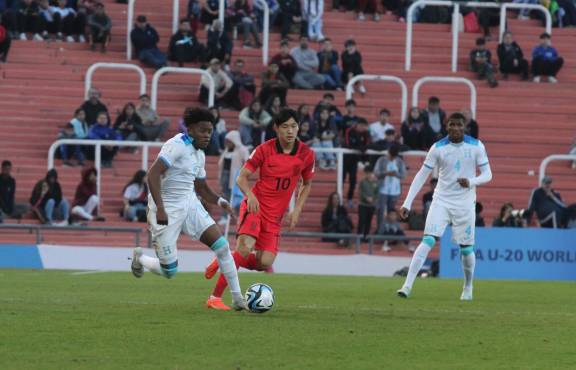 Exon Arzú está teniendo una gran labor desde la banda derecha. Constante ida y vuelta.