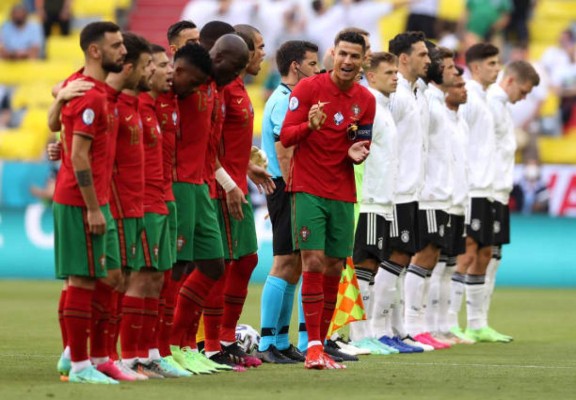 No se vio: El enojo de Cristiano Ronaldo, su reencuentro con Kroos y regaló su camisa a un aficionado