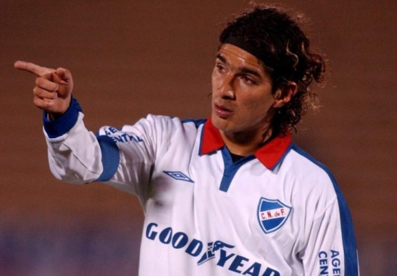 'El loco' Abreu impone récord Guinness tras vestir 26 camisetas distintas en su carrera