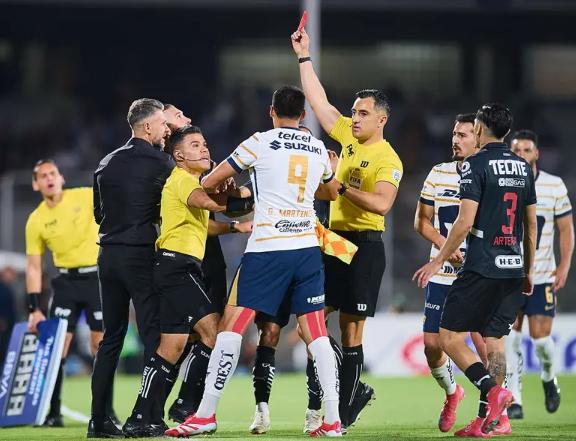 Sergio Ramos vio la primera tarjeta roja con los Rayados en la liga mexicana.