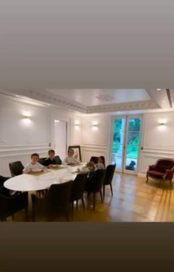 Wanda Nara presume de su flamante nueva mansión en París que tiene hasta piscina cubierta