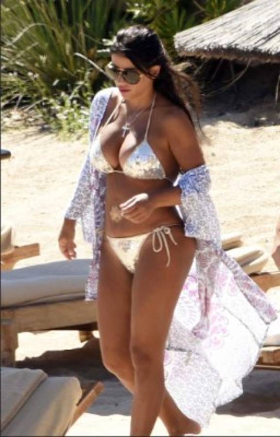 Daniela Seeman, la mujer de Cesc Fábregas deslumbra en la playa