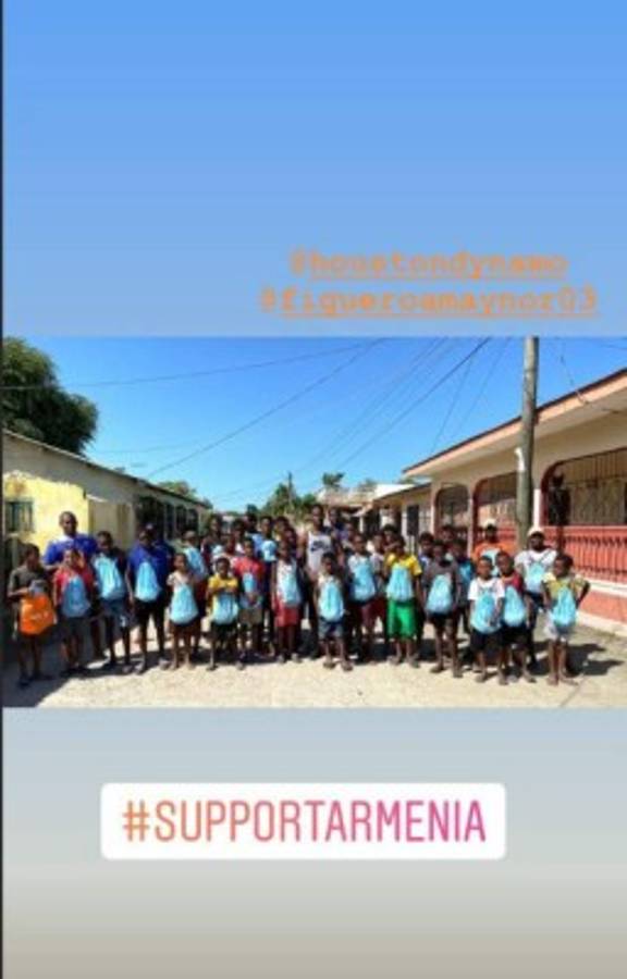 Maynor Figueroa aprovecha sus vacaciones para llevar ayuda a los niños