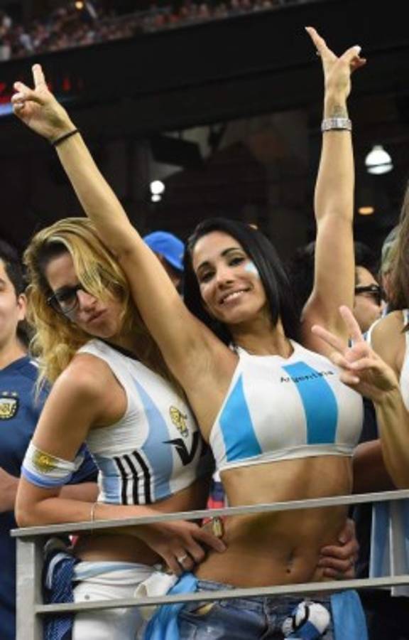 Las chicas lindas que engalanaron la semifinal de Argentina y Estados Unidos