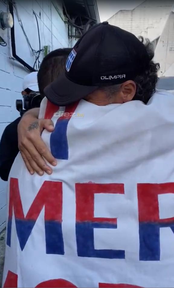 Pedro Troglio no pudo evitar llorar cuando recibió el regalo del aficionado del Olimpia: la camisa llevaba una imagen junto a su padre.