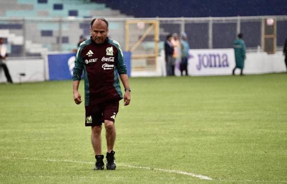 Personal mexicano inspeccionando el césped del estadio Morazán.