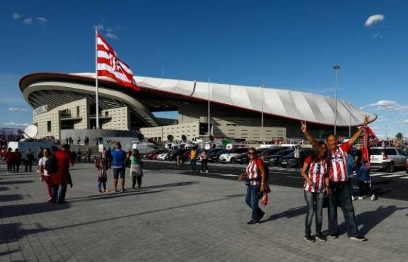 Atletico de Madrid´s supporters arrive at the new Wanda Metropolitano stadium before the Spanish league football match Club Atletico de Madrid vs Malaga CF in Madrid on September 16, 2017. / AFP PHOTO / OSCAR DEL POZO
