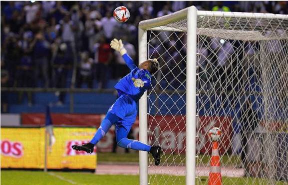La tapada de Keylor Navas a Kervin Arriaga en San Pedro Sula.