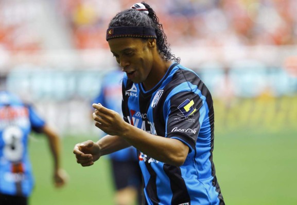 Ronaldinho anota su primer gol con Querétaro