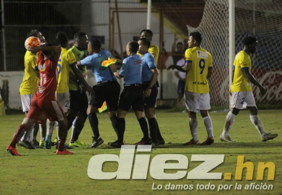 FOTOS: Jhon Bodden pierde el control y agrede al árbitro en Copa Presidente&nbsp;&nbsp;