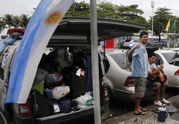 ARGENTINOS INVADEN RÍO DE JANEIRO Y ESPERAN LA FINAL DEL MUNDIAL