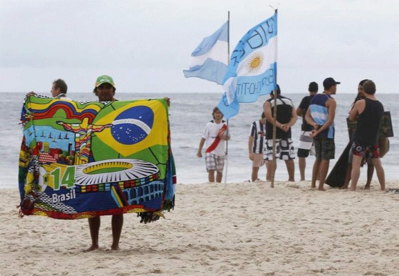 ARGENTINOS INVADEN RÍO DE JANEIRO Y ESPERAN LA FINAL DEL MUNDIAL