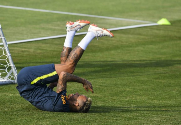 Risas, bromas y tierna visita a Neymar en el entreno de Brasil