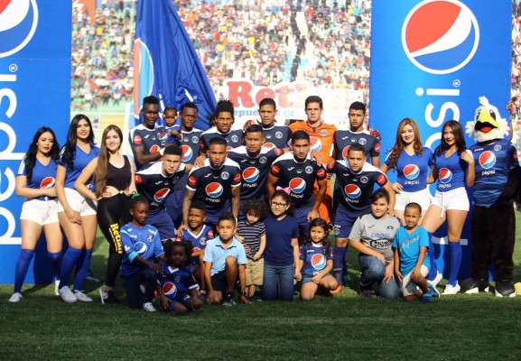 ¡BELLEZA! ¿Quién era el bomboncito que se paseaba por las gradas del Nacional?