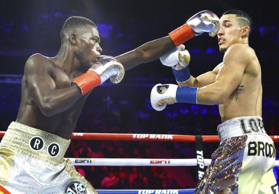 Las mejores fotos que dejó nocaut de Teófimo López a Richard Commey por el título mundial