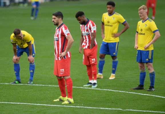 NO SE VIO EN TV: Lamento de Luis Suárez, reclamo del Cádiz y las postales del Choco Lozano