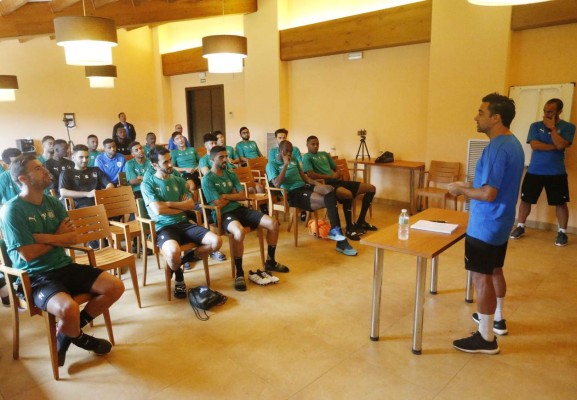 La nueva faceta de Xavi Hernández, el 'motorcito' de Terrassa que espera triunfar como entrenador&nbsp;&nbsp;