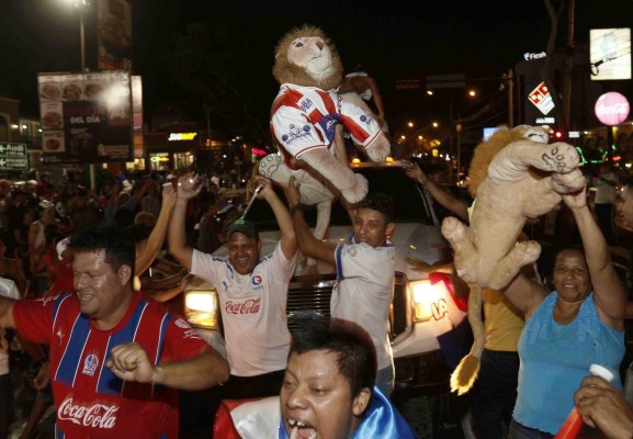 ¡Locura total! La afición olimpista invade las callejas para festejar la copa 30