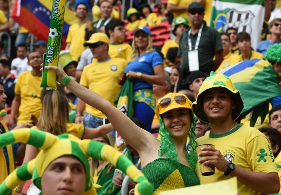 Ambiente en partido de Camerún y Brasil.