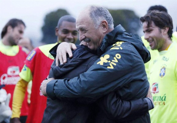 Neymar visitó a sus compañeros la concentración de Brasil.