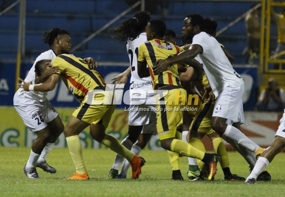 CURIOSAS: El 'nocaut' a Allans Vargas y el agarrón de pelo de César Oseguera a Yeer