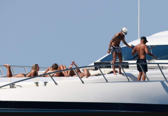 ¡Rodeado de mujeres! Las candentes vacaciones de Neymar en Ibiza y con la ex de Maluma