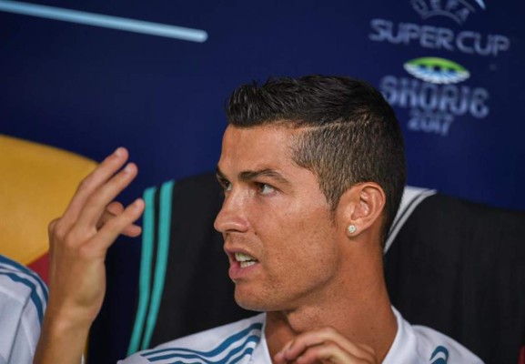 LO MÁS CURIOSO: ¿Qué hacía CR7 en la banca? el frío saludo de Mourinho con los madridistas