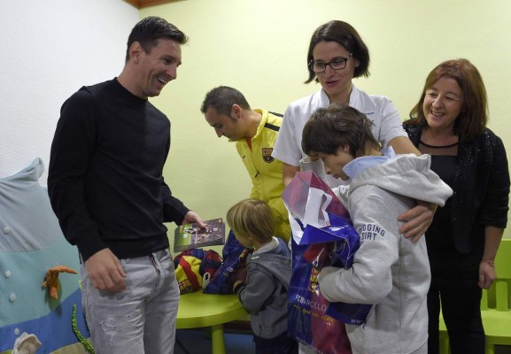 Lionel Messi se toma fotos y firma autógrafos en su visita a los hospitales de Barcelona