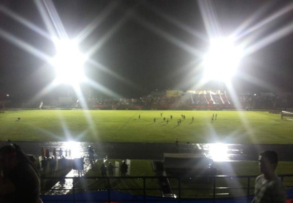 El Salvador: FAS-Alianza se suspendió al mediotiempo por lluvia