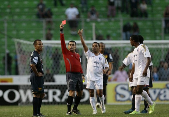 Los 11 futbolistas con más expulsiones en la historia de la Liga Nacional