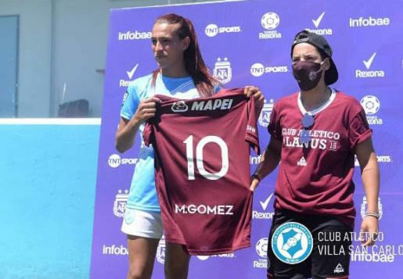 Con número de crack y el gesto que le sacó lágrimas: Así fue el debut de la primera futbolista transgénero