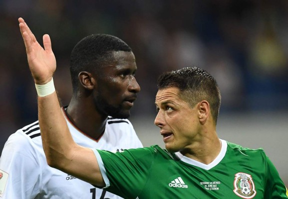 NO SE VIO POR TV: ¿Qué hacía Löw y qué le dijo Marco Fabián? El abrazo de 'Memo' Ochoa