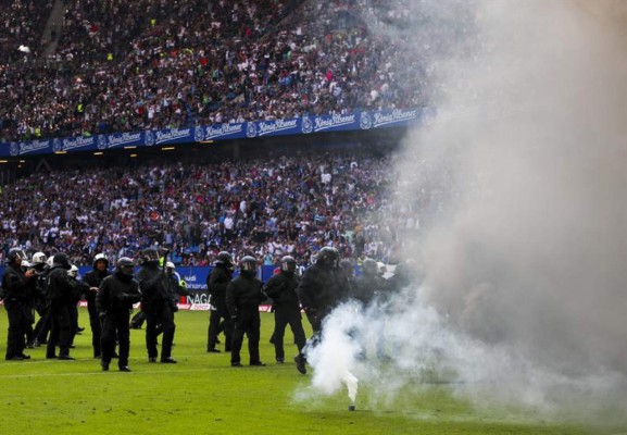 Las dramáticas imágenes del primer descenso del histórico Hamburgo de Alemania