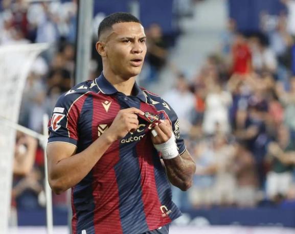 Real Madrid sacude el mercado de fichajes y Hansi Flick ya tiene su primer refuerzo; sorpresa en el PSG