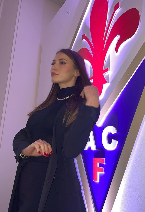 Lo dejó alucinando: así es la jefa de prensa de la Fiorentina que vivió un polémico episodio con futbolista