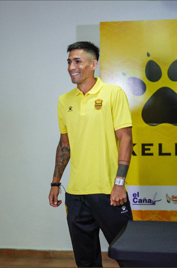 Juan Vieyra fue presentando en el estadio Morazán.
