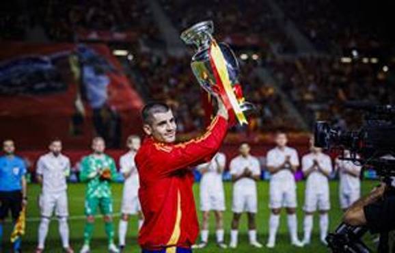 El capitán de la selección española, Álvaro Morata, ofrece el trofeo de campeones de Europa antes del inicio del partido