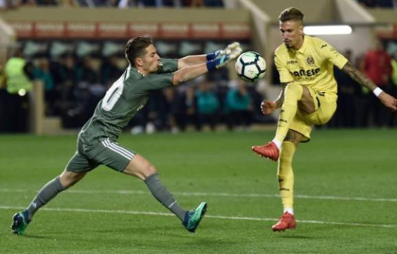 Real Madrid's French goalkeeper Luca Zidane Fernandez (L) tries to block a shot on goal by Villarreal's Spanish midfielder Samuel Castillejo (R) during the Spanish league football match between Villarreal CF and Real Madrid CF at La Ceramica stadium in Villarreal on May 19, 2018. / AFP PHOTO / JOSE JORDAN