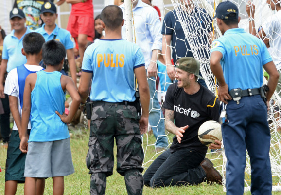 David Beckham reparte sonrisas entre los niños de Filipinas