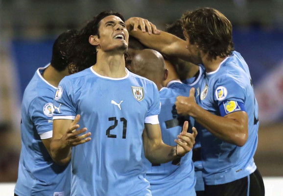 Uruguay golea a Jordania 5-0.