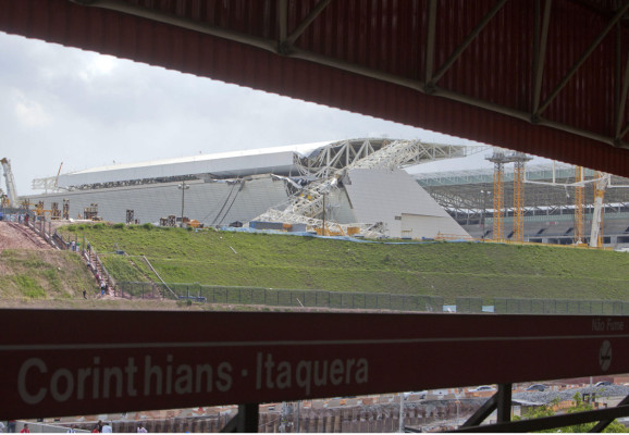 Imágenes del accidente en las obras del estadio inaugural del Mundial-2014.