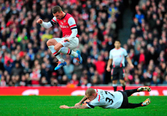 Arsenal vencio 2-1 a Liverpool y clasificó a cuartos de final de la Copa FA.