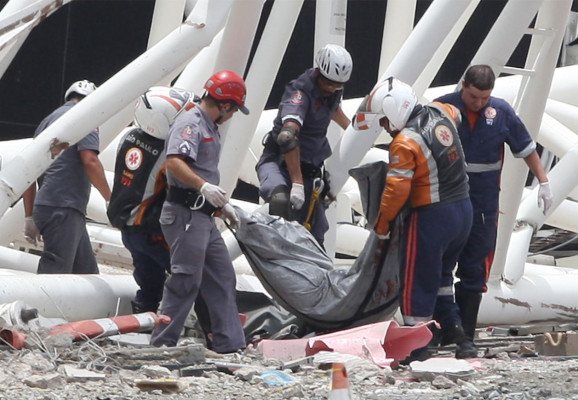 Imágenes del accidente en las obras del estadio inaugural del Mundial-2014.