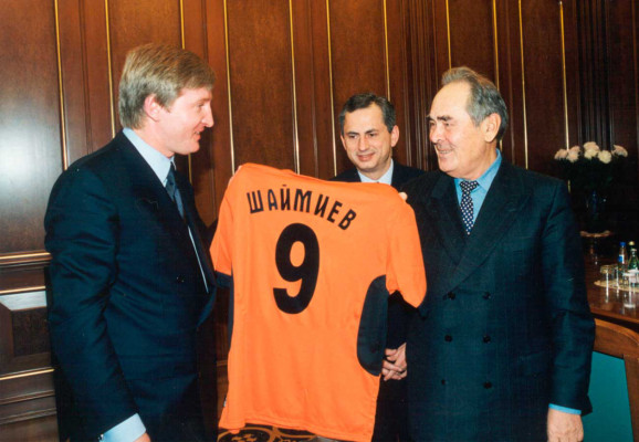 Los grandes magnates del fútbol .