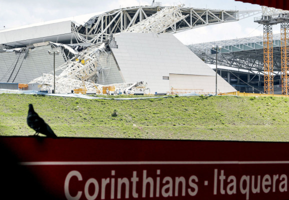 Imágenes del accidente en las obras del estadio inaugural del Mundial-2014.