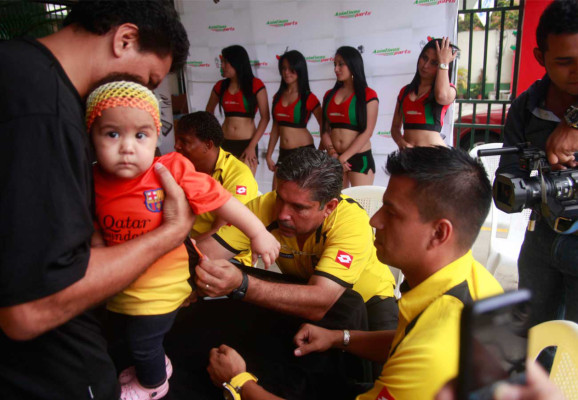 Real España y la firma de autógrafos en Asiatikos Parts.